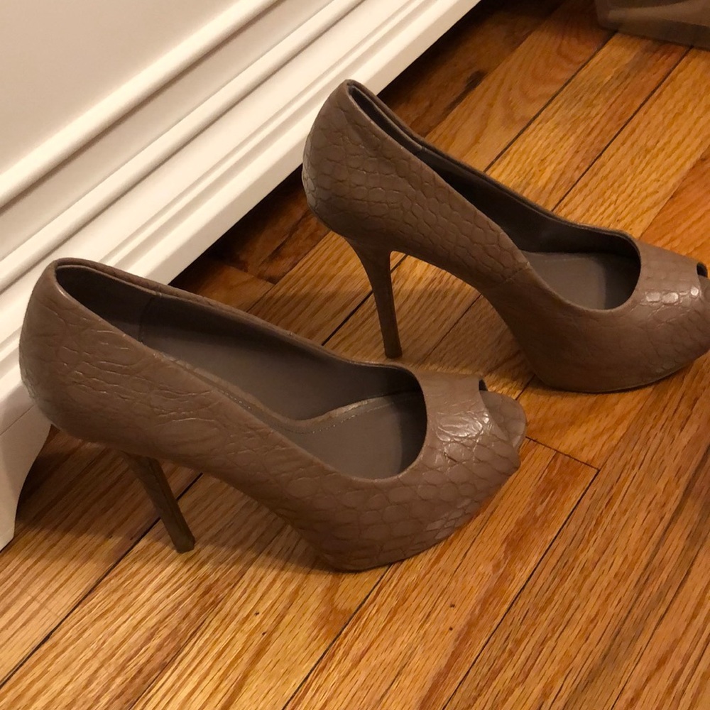 Nude Snake Like Print Pumps Size 6 - image 1